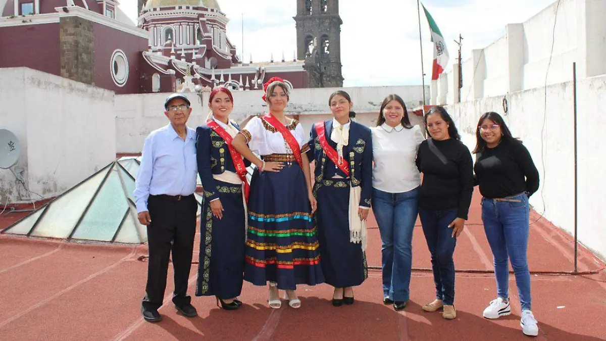 La reina Abigaíl Garate Muñoz y las princesas Lía Naomi Flores Gutiérrez y Valeria Saraí Trujillo López